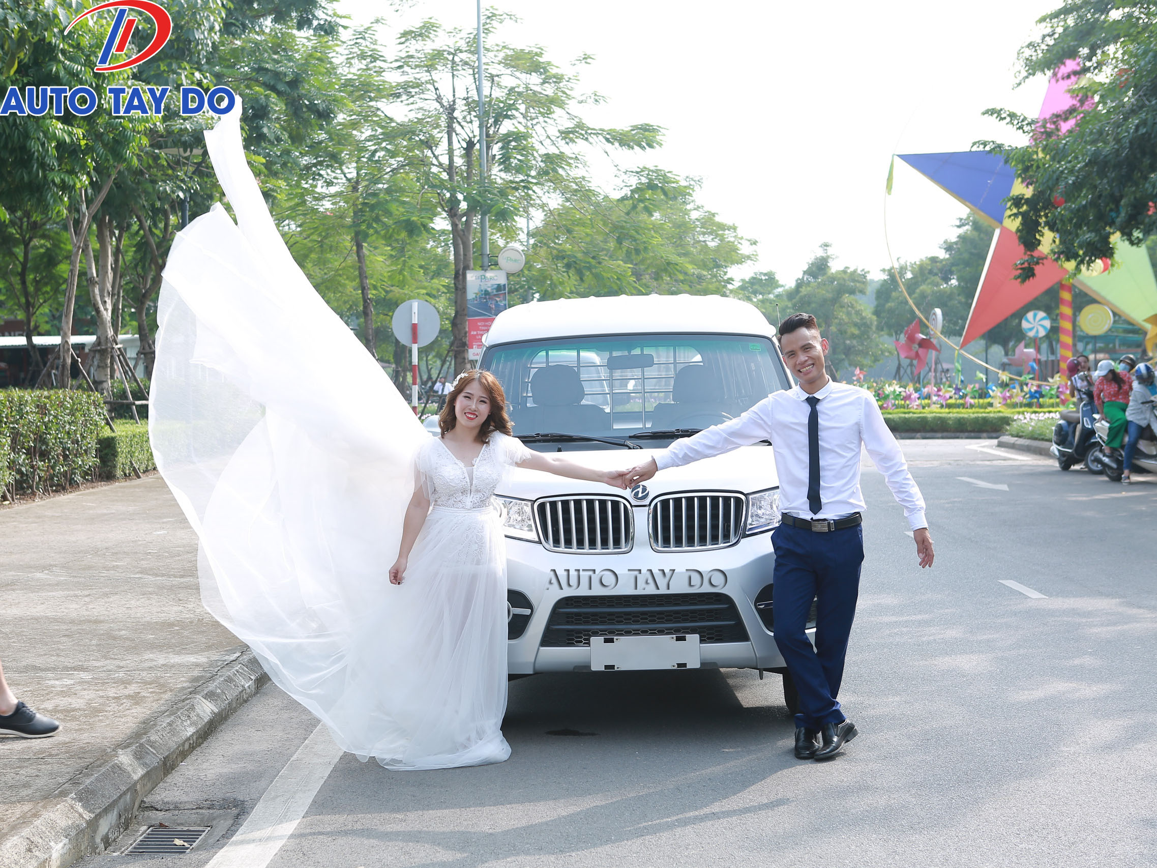 Ảnh cưới cùng xe Dongben