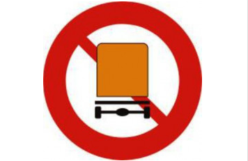 Biển báo Cấm các xe chở hàng nguy hiểm P.106c 