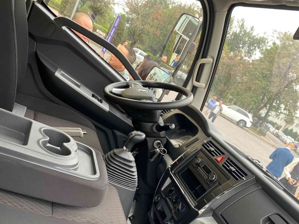 nội thất xe tải 3.5 tấn TMT Captain E350